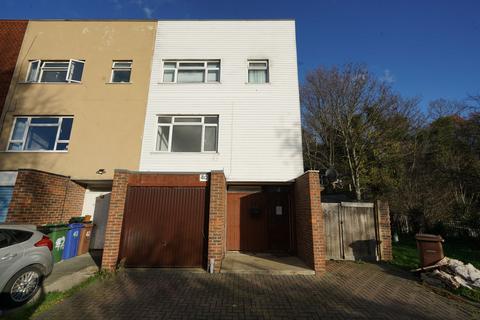 Boscombe Avenue, Grays