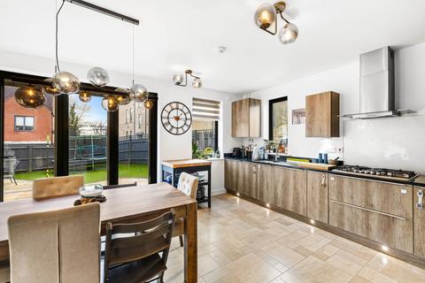 3 bedroom house for sale, Chaucer Gardens, Coulsdon CR5
