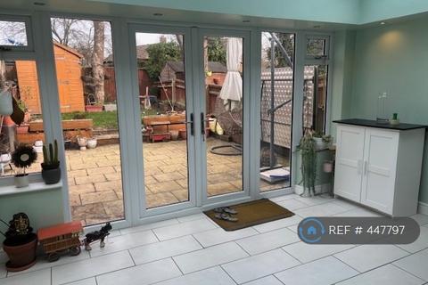 3 bedroom semi-detached house to rent, Aldenham Close, Slough, SL3