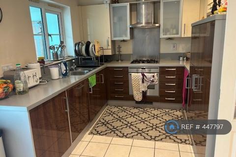 3 bedroom semi-detached house to rent, Aldenham Close, Slough, SL3