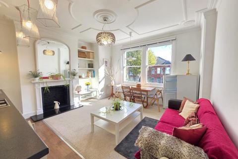 2 bedroom flat to rent, Walm Lane