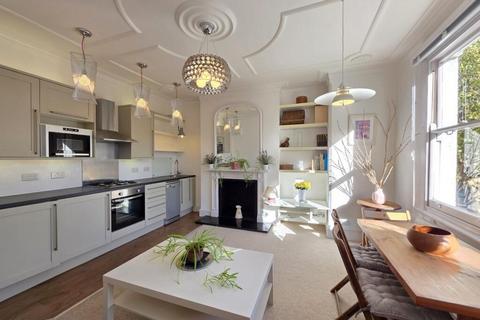 2 bedroom flat to rent, Walm Lane