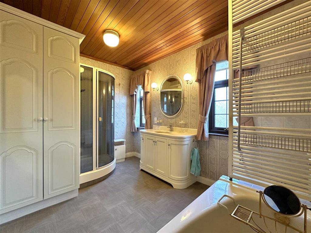 Large Bathroom 245