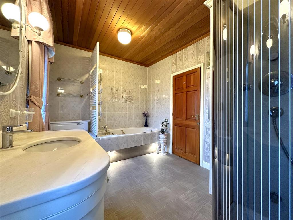 Family Bathroom 247