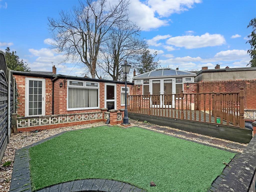 Private Garden &amp; Outuildings 331