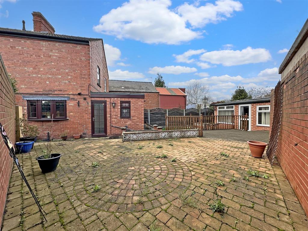 Well-Appointed Garden 323