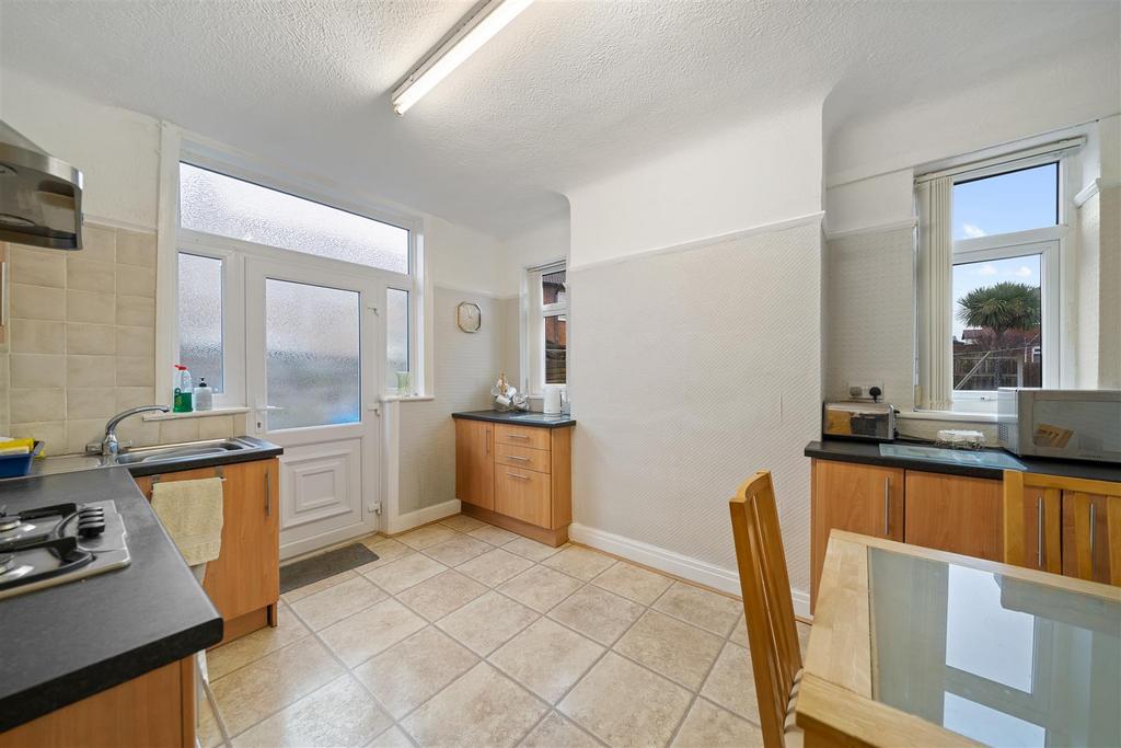 Kitchen3.jpg
