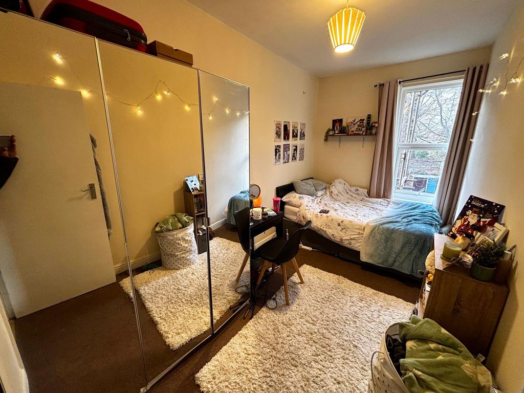 Bright, cosy double bedroom with a comfortable ...