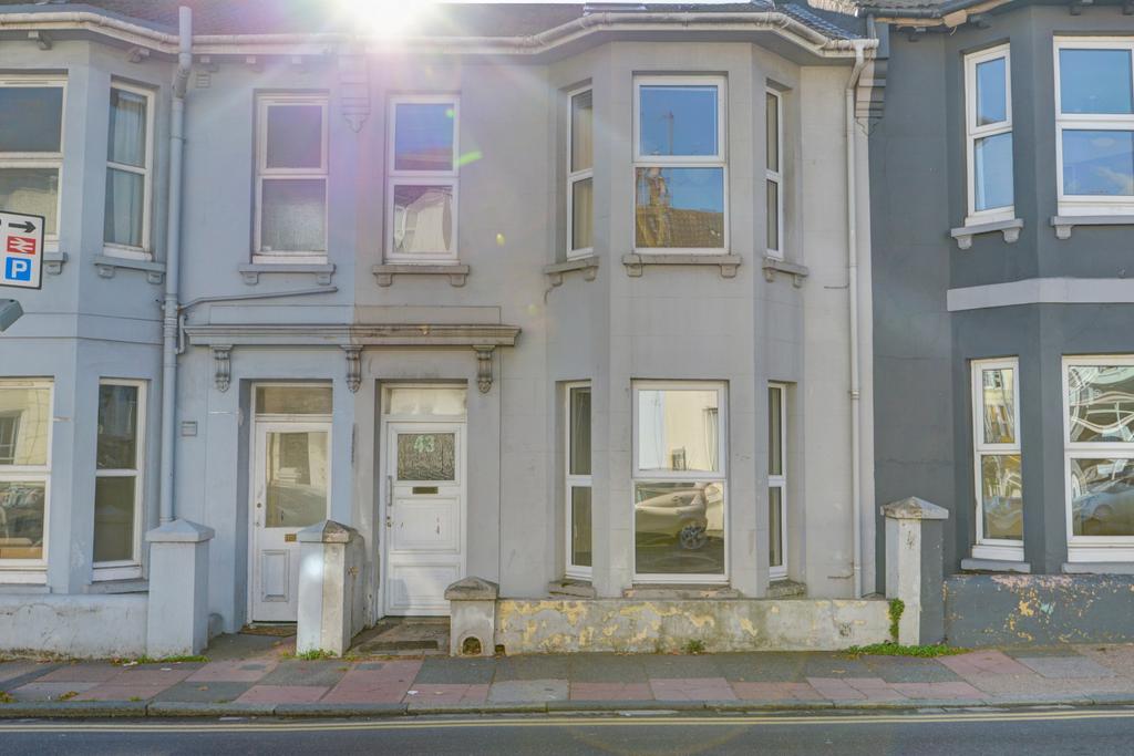 Attractive terraced property with bay windows a...