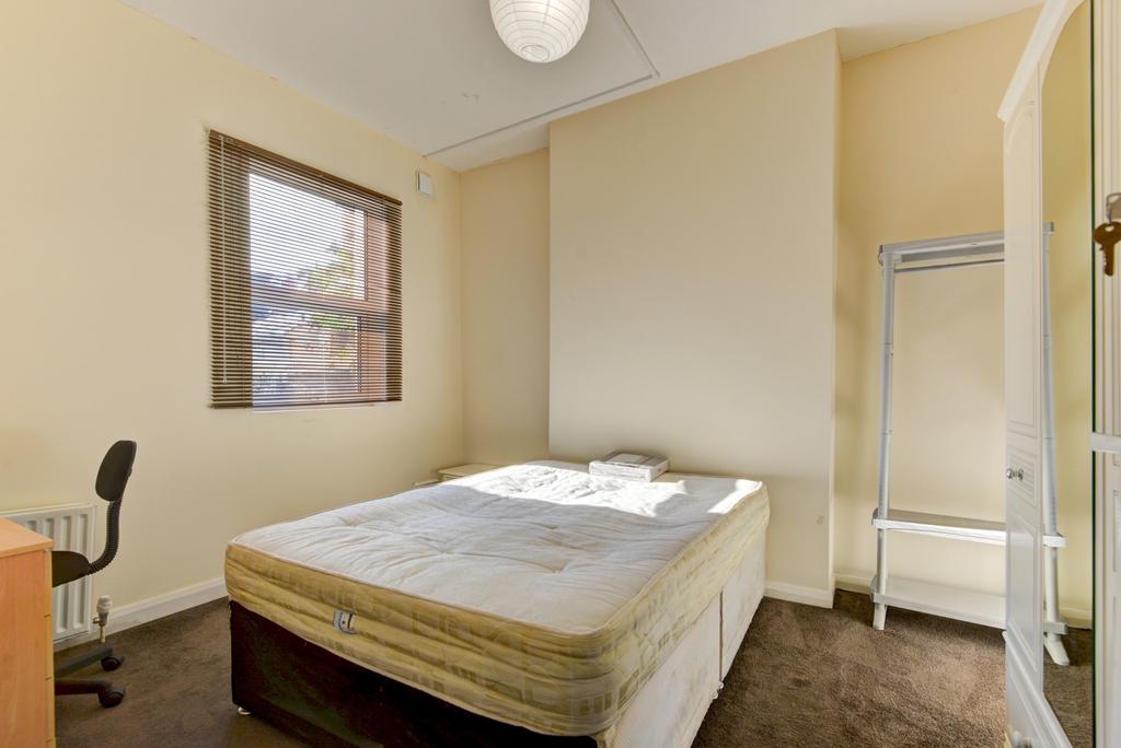 A well-maintained single bedroom featuring a co...