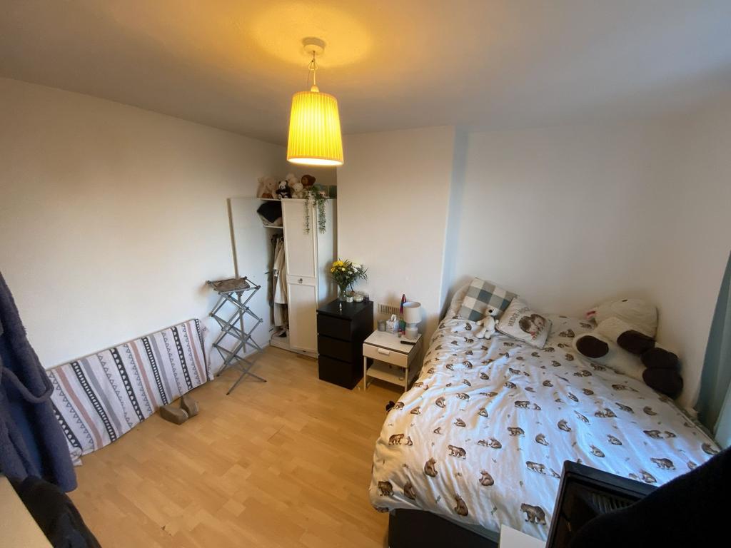 Bright, tidy double bedroom with light wood flo...