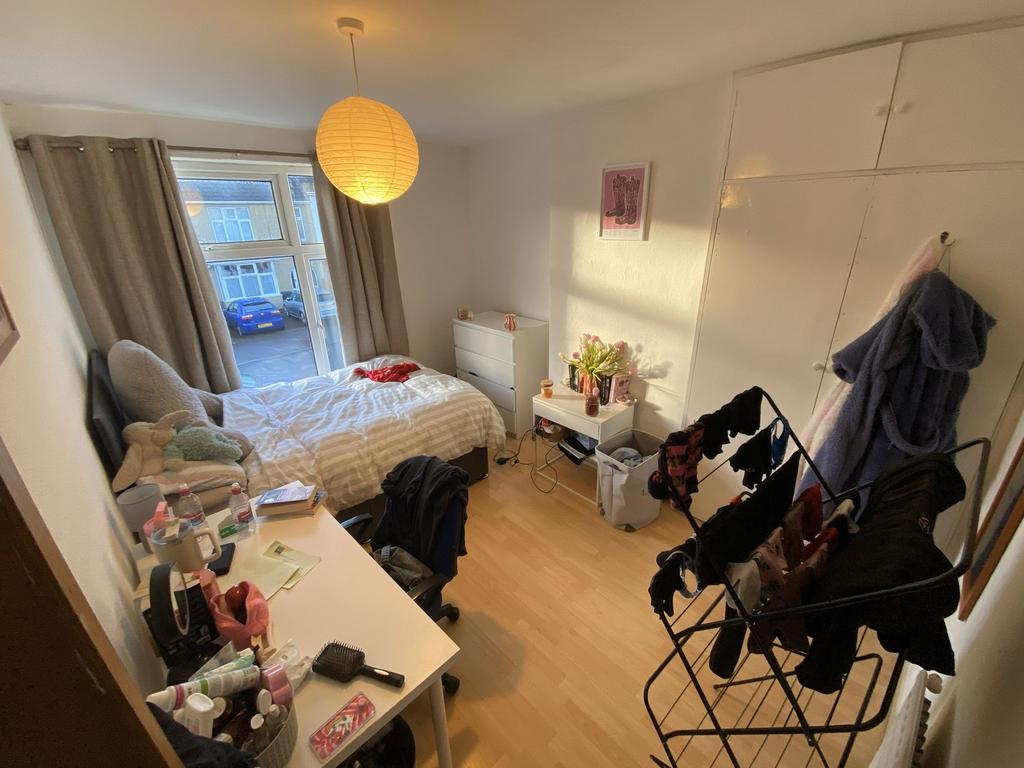 Bright, well-lit bedroom with large window, neu...