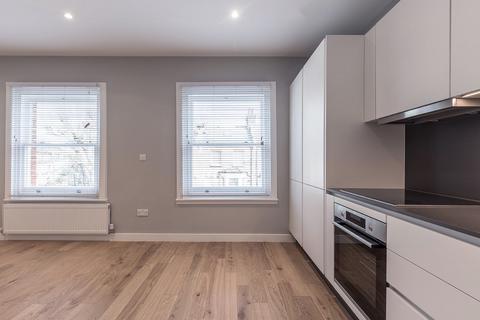 3 bedroom flat to rent, Top Floor Flat 286 Shirland Road