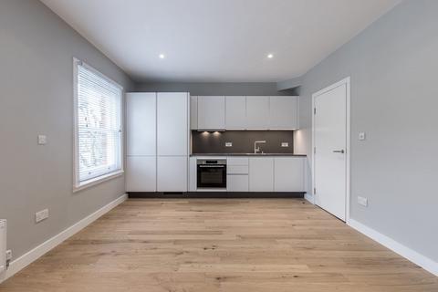 3 bedroom flat to rent, Top Floor Flat 286 Shirland Road
