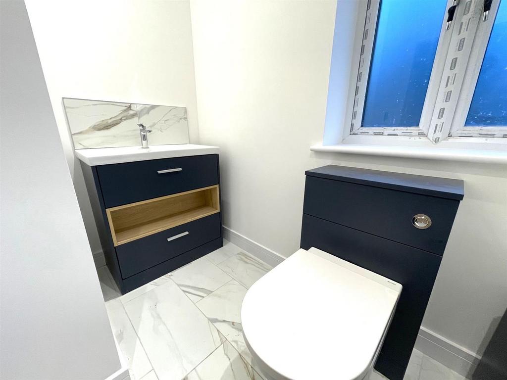Main bathroom 2.jpg