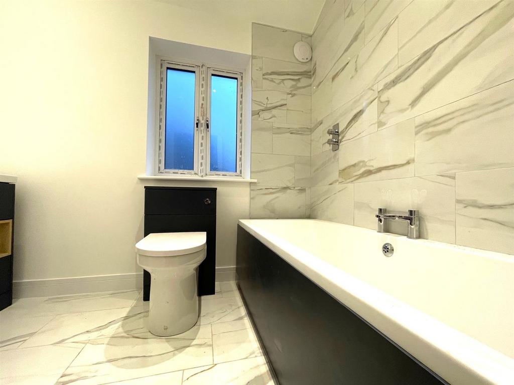 Main Bathroom.jpg