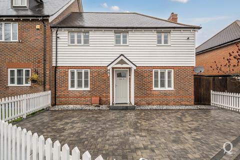 3 bedroom semi-detached house for sale - Holly Blue Drive, Iwade, Sittingbourne, Kent, ME9