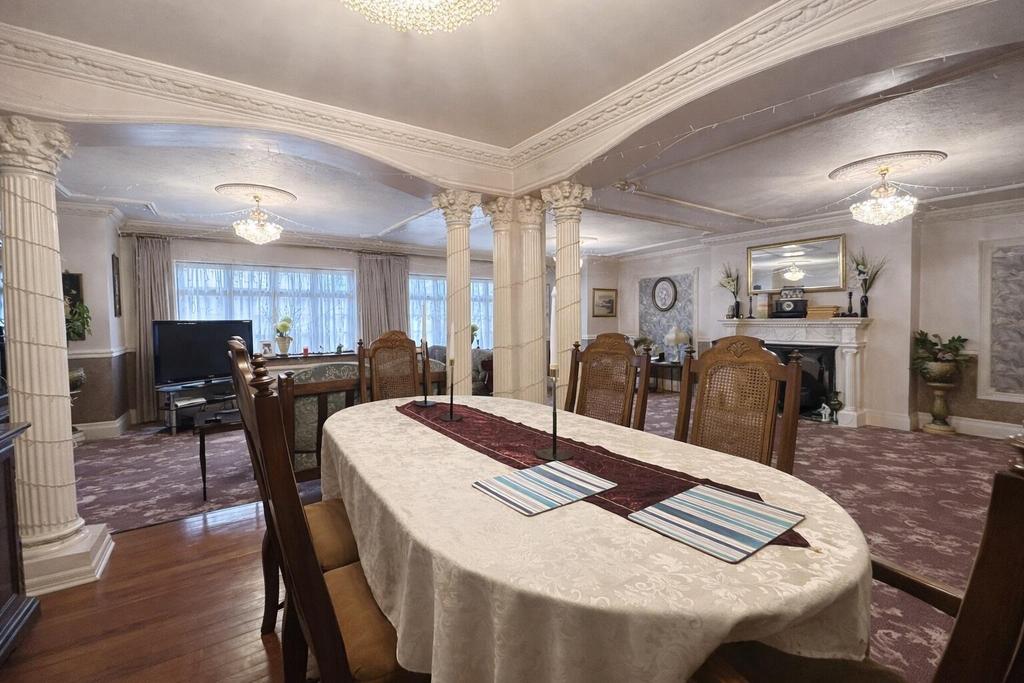 Lounge/Dining Room