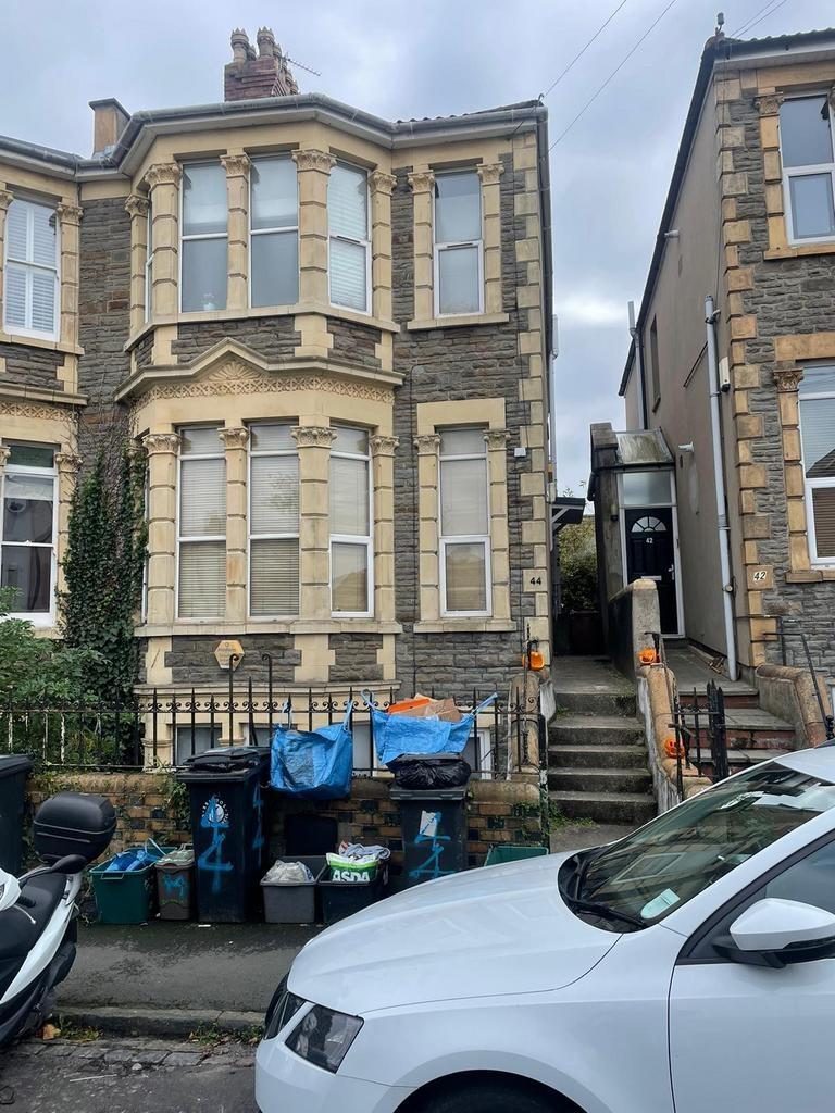 Attractive period terraced house with bay windo...