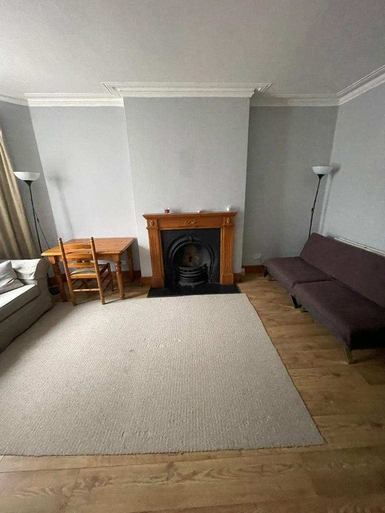 Bright, well-presented living room with a decor...