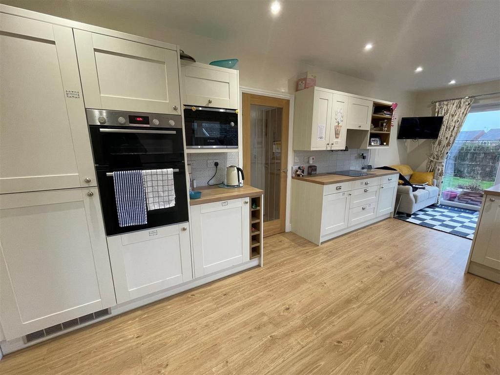 Kitchen 2.jpg