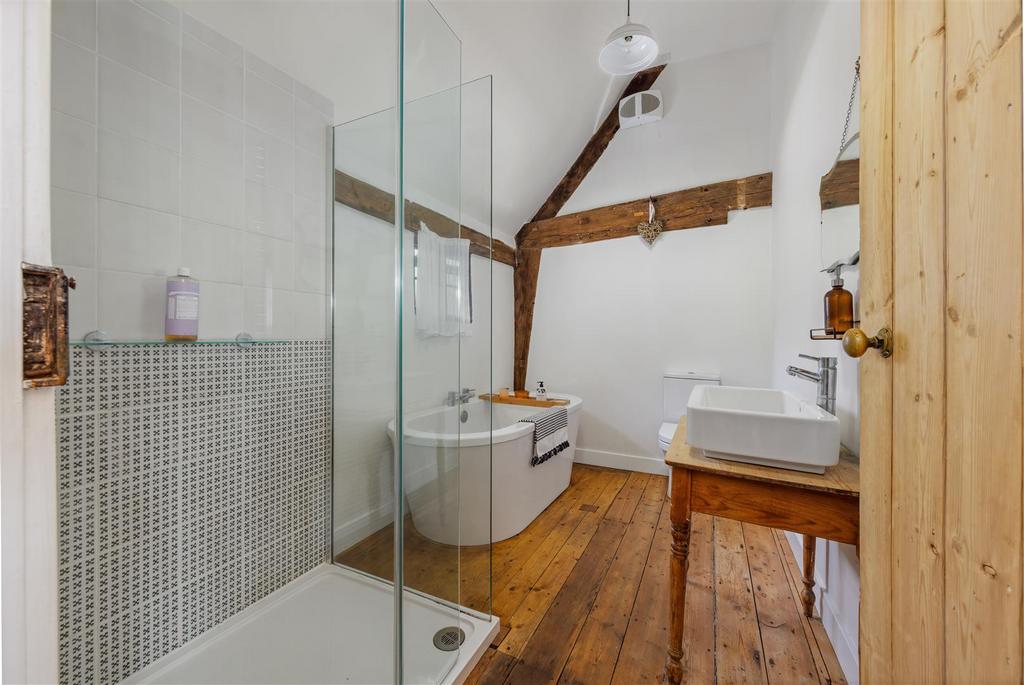 Spacious Bathroom