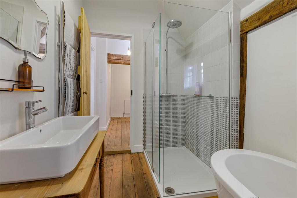 Spacious Bathroom
