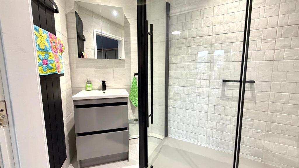 Re fitted en suite 3 piece showeroom