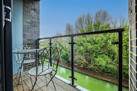 2 bedroom flat for sale, The Embankment, Nash Mills Wharf, Hemel Hempstead