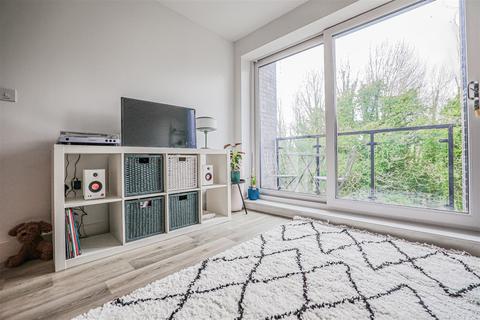 2 bedroom flat for sale, The Embankment, Nash Mills Wharf, Hemel Hempstead