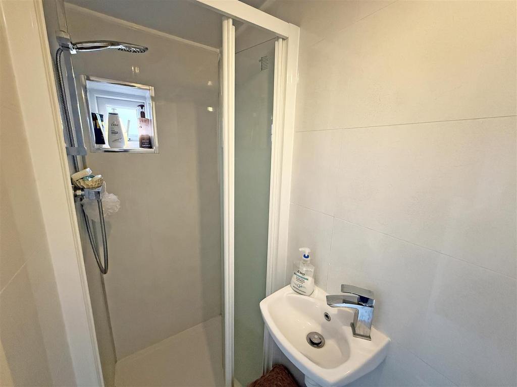 Churcher Gardens Upstairs Shower Room.jpg