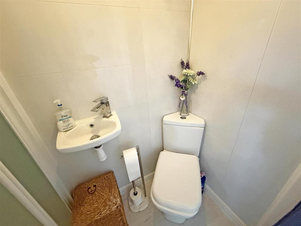 Churcher Gardens Upstairs WC.jpg