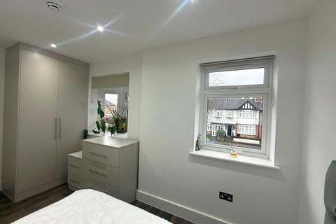 1 bedroom in a house share to rent, Victoria Road, Yeading HA4