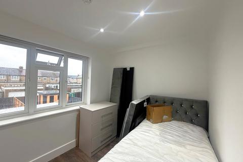 1 bedroom in a house share to rent, Victoria Road, Yeading HA4