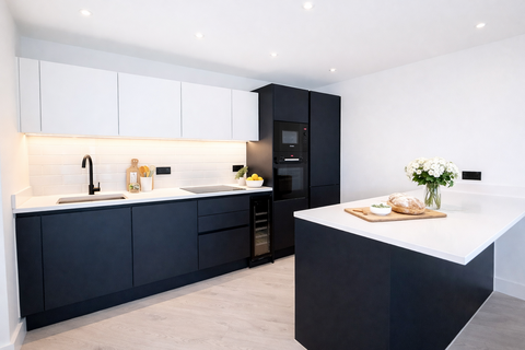 2 bedroom flat to rent, 1 Trinity Way, M3