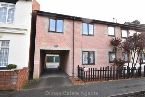 2 bedroom flat for sale, Queens Court, Queens Road