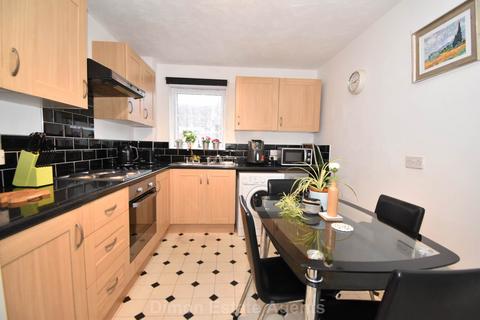 2 bedroom flat for sale, Queens Court, Queens Road