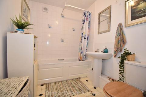 2 bedroom flat for sale, Queens Court, Queens Road