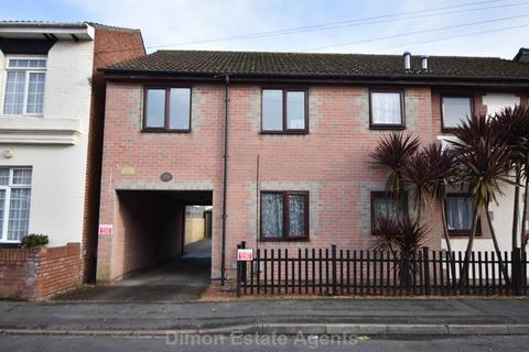 2 bedroom flat for sale, Queens Court, Queens Road