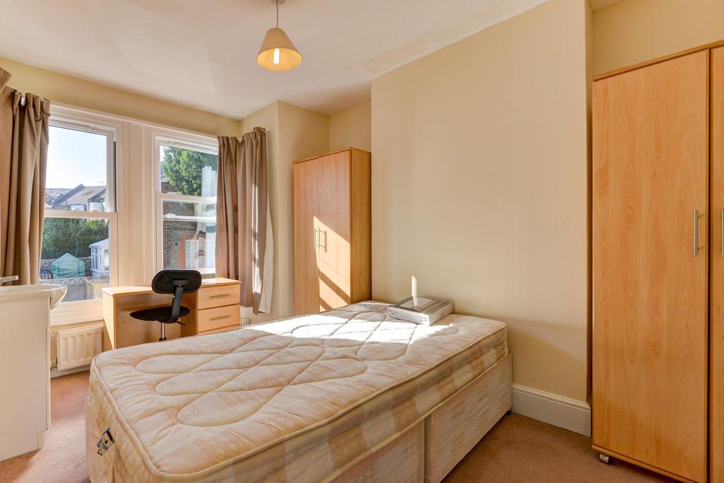 Bright, well-presented bedroom with large windo...