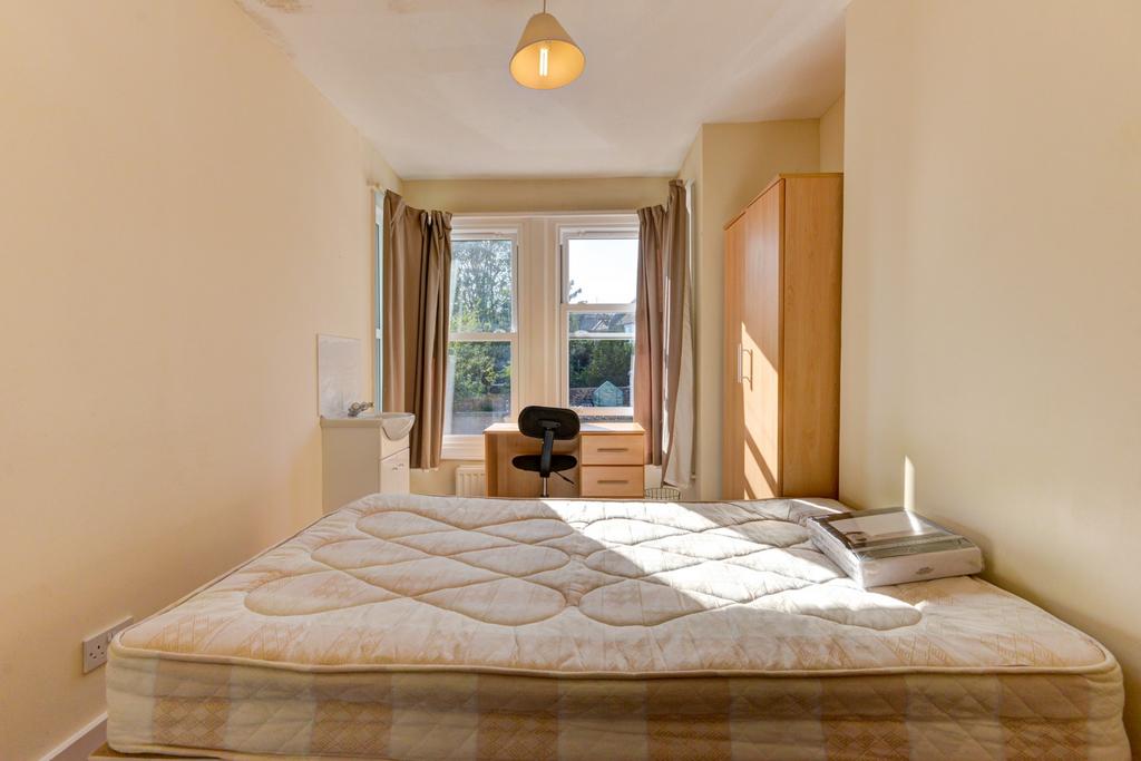 Bright, uncluttered double bedroom with large w...