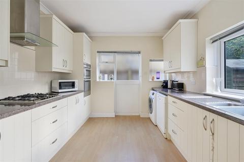 undefined, West Drive, Tadworth