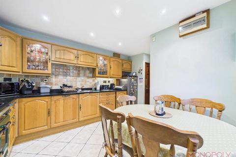 4 bedroom character property for sale, High Street, Overton, Wrexham