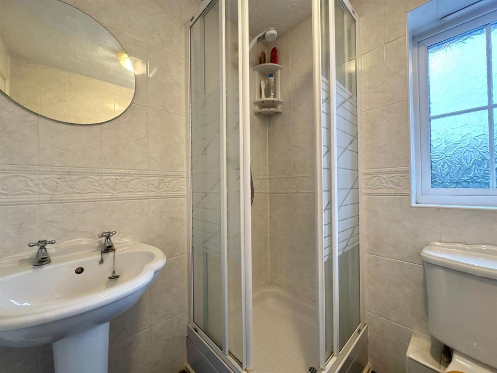 Second bedroom ensuite.jpeg