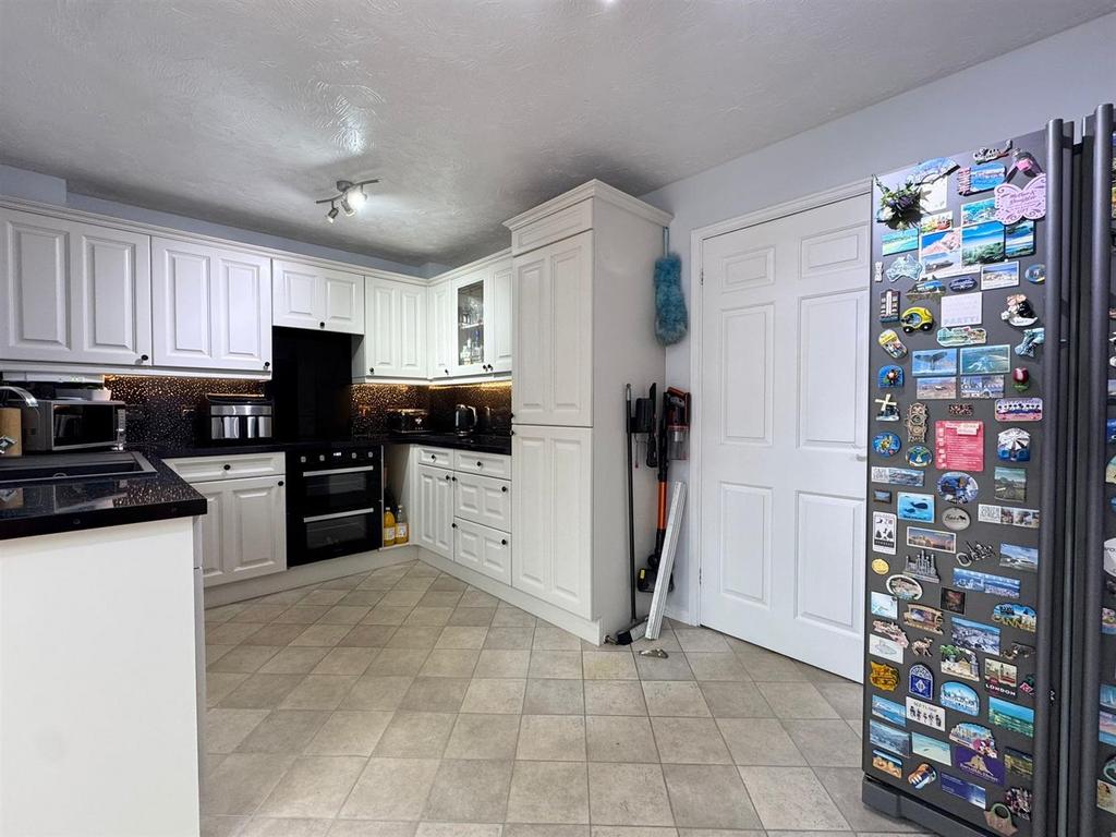 Kitchen (2).jpeg