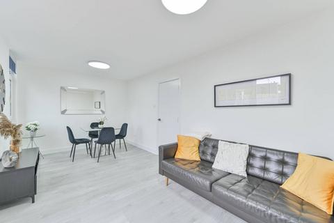 3 bedroom maisonette to rent, Stockwell Park Road, Brixton, London, SW9