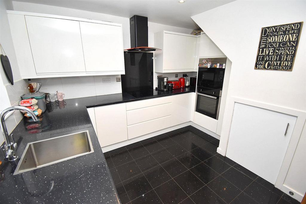 Kitchen 2.jpg