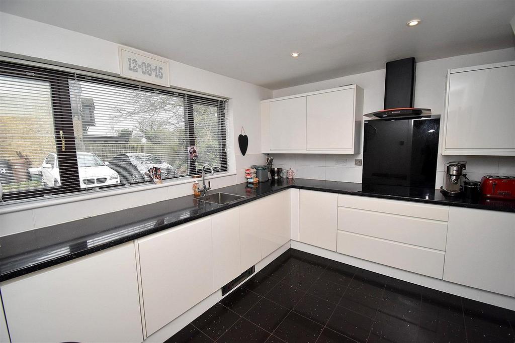 Kitchen 1.jpg