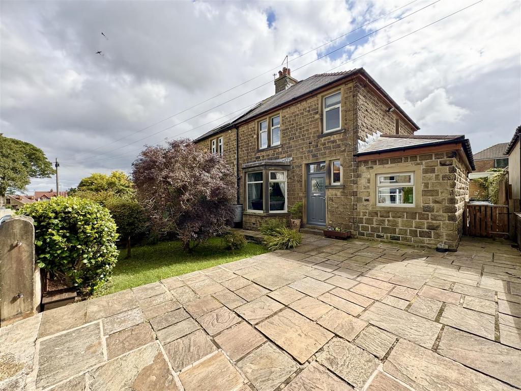 EXTERNAL FRONT & DRIVEWAY