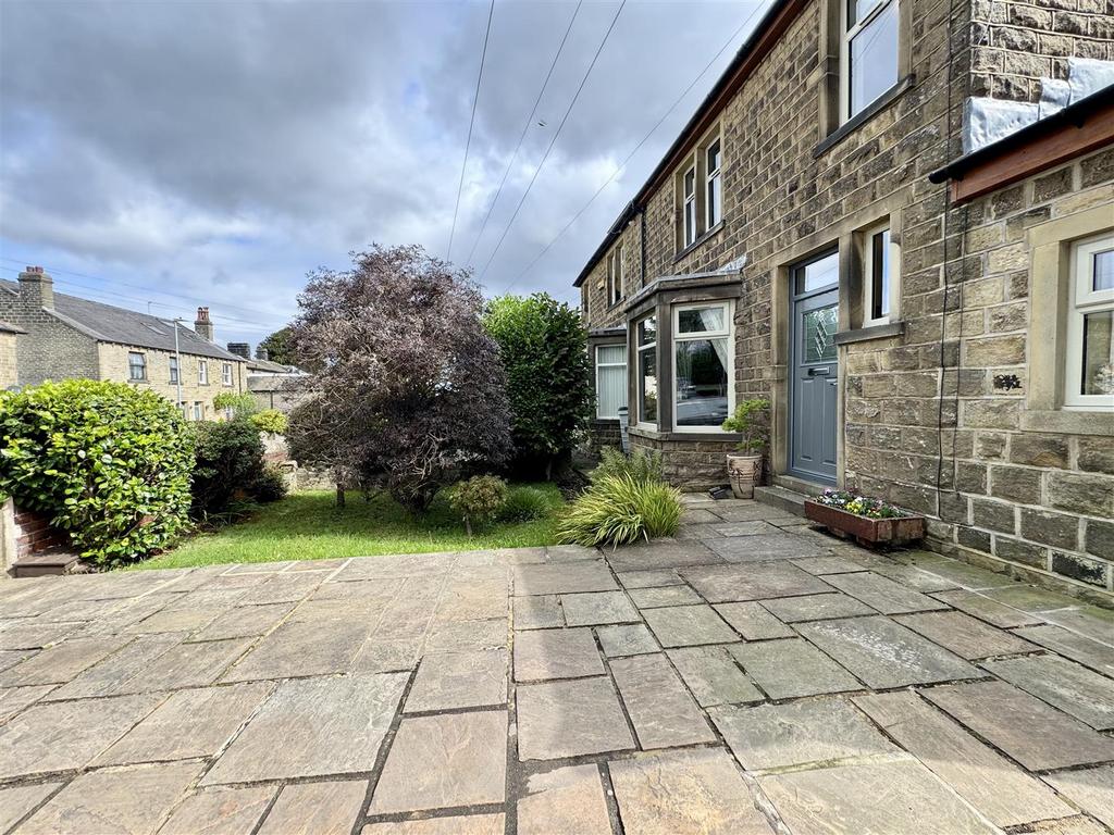 EXTERNAL FRONT & DRIVEWAY